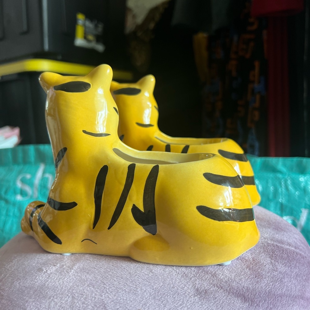 (2) Planters - Picture 2 of 4